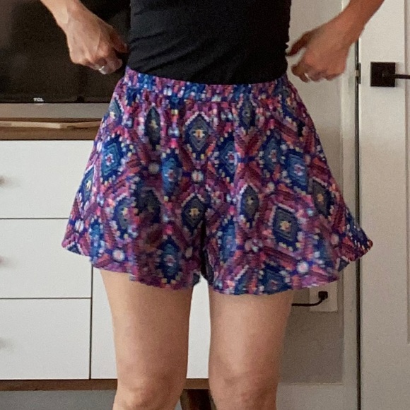 Geometric Pattern Flowy Shorts - Picture 8 of 8